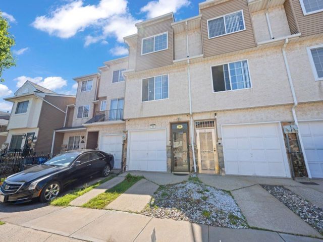  3 BR,  2.00 BTH &nbsp;Single family style home in Clifton
