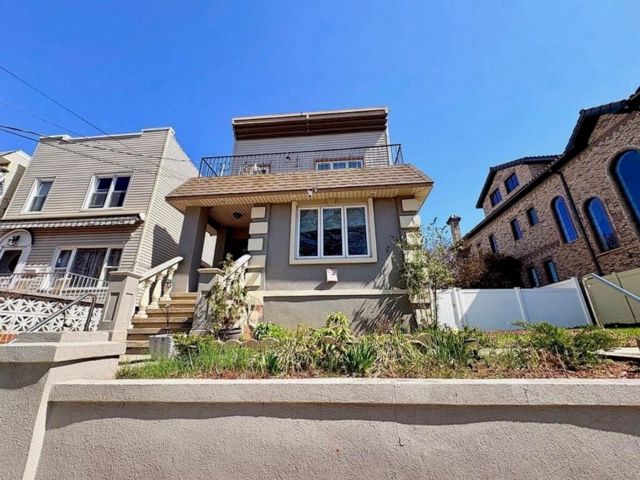  5 BR,  3.00 BTH &nbsp;Multi-family style home in Dyker Heights