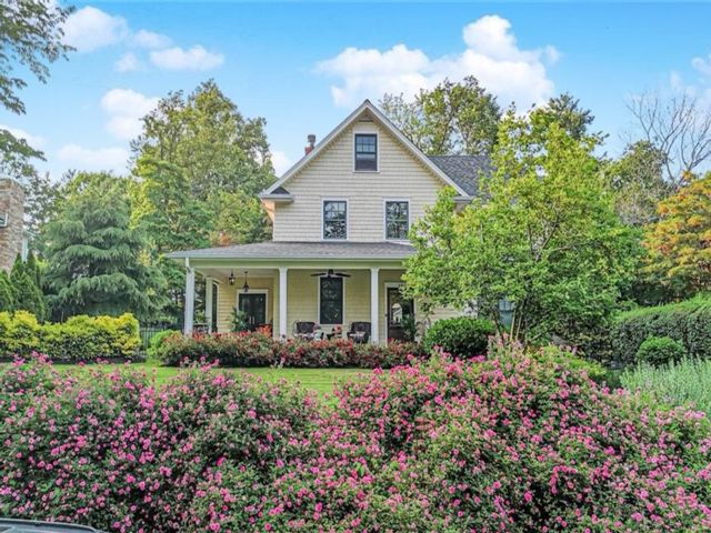  5 BR,  4.00 BTH &nbsp;Single family style home in Sea Cliff