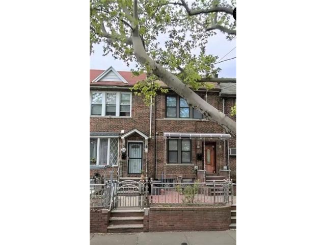  3 BR,  2.00 BTH &nbsp;Single family style home in Dyker Heights