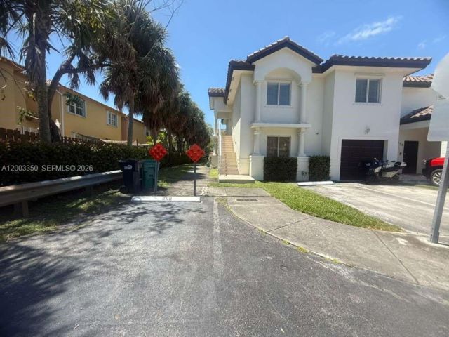  3 BR,  2.00 BTH &nbsp;Townhouse style home in Miami