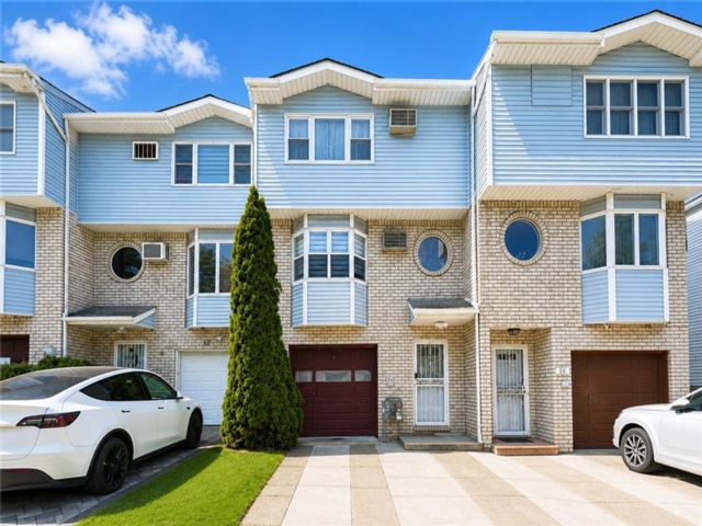  3 BR,  3.00 BTH &nbsp;Single family style home in Willowbrook