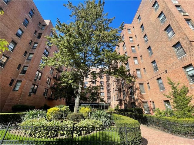  2 BR,  1.00 BTH &nbsp;Co-op style home in Sheepshead Bay