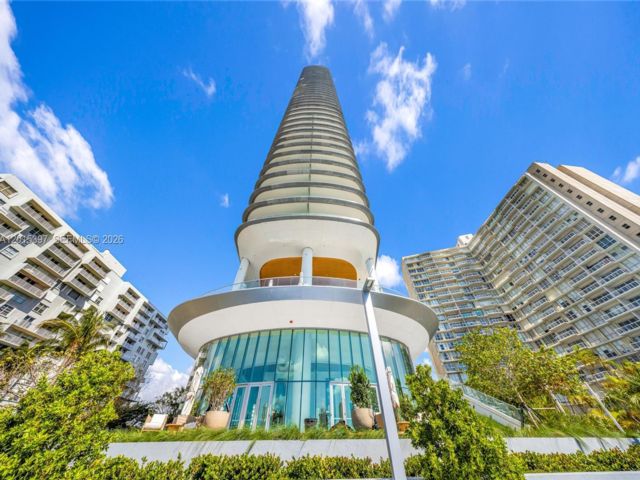  2 BR,  2.00 BTH &nbsp; style home in Miami