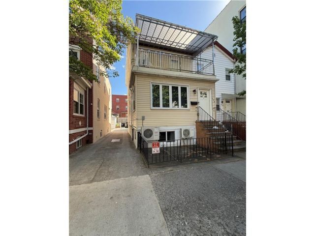 Studio,  0.00 BTH &nbsp;Multi-family style home in Bay Ridge