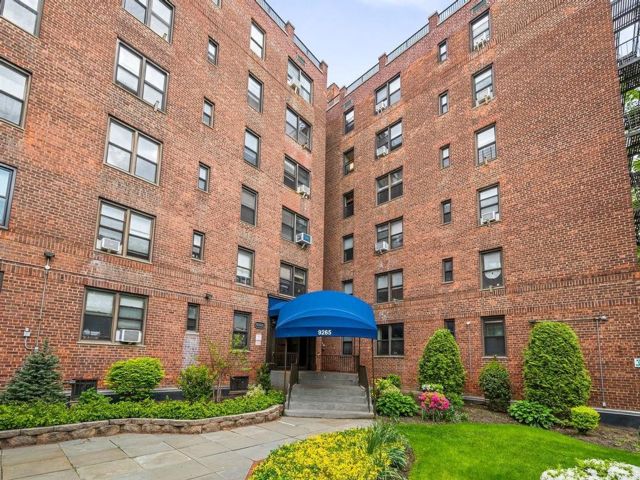  2 BR,  1.00 BTH &nbsp;Co-op style home in Bay Ridge