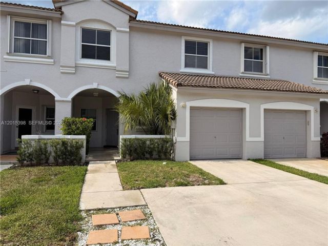  3 BR,  2.50 BTH &nbsp;Townhouse style home in Pembroke Pines