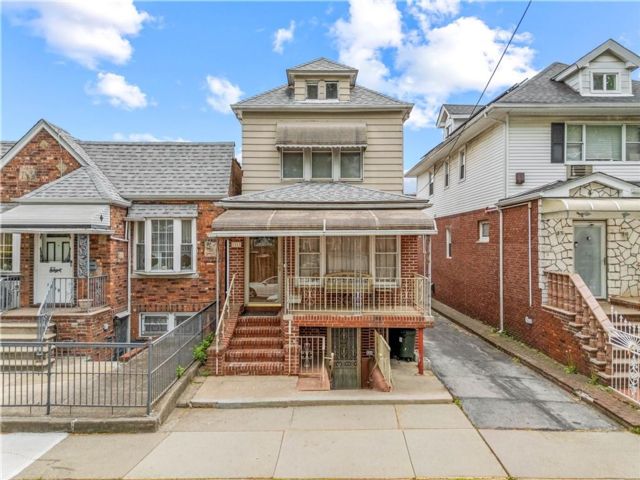  4 BR,  3.00 BTH &nbsp;Multi-family style home in Flatlands
