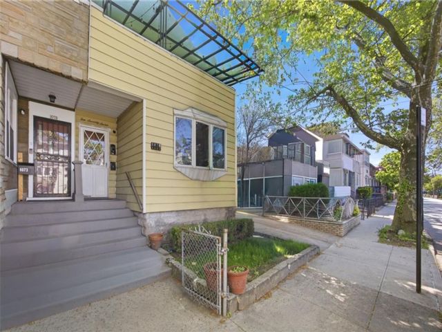  5 BR,  0.00 BTH &nbsp;Multi-family style home in Midwood
