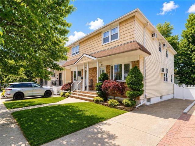  3 BR,  2.00 BTH &nbsp;Single family style home in Westerleigh