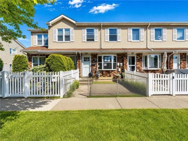  2 BR,  2.00 BTH &nbsp;Single family style home in Oakwood/New Dorp Beach