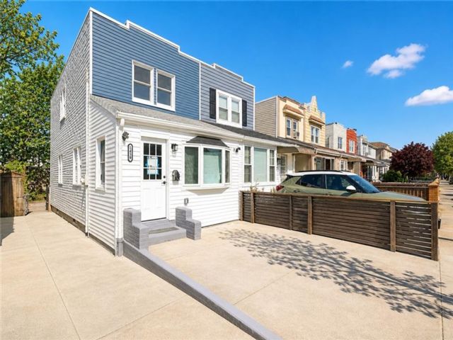  3 BR,  2.00 BTH &nbsp;Single family style home in Flatlands