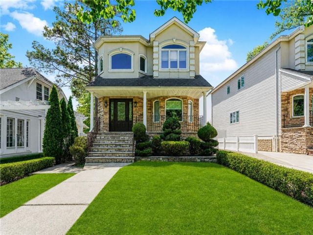  4 BR,  4.00 BTH &nbsp;Single family style home in Great Kill