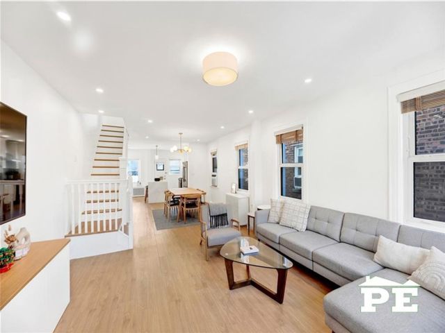  3 BR,  2.00 BTH &nbsp;Single family style home in Marine Park