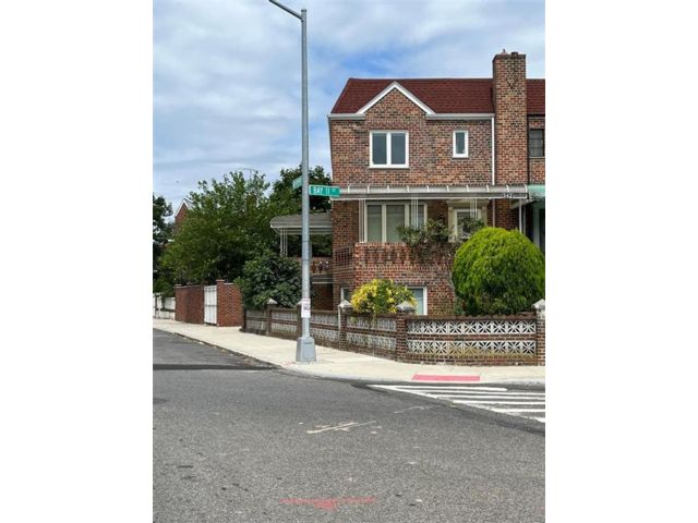  4 BR,  3.00 BTH &nbsp;Multi-family style home in Dyker Heights