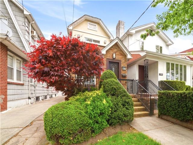  3 BR,  3.00 BTH &nbsp;Single family style home in Madison