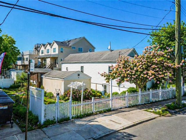  2 BR,  2.00 BTH &nbsp;Single family style home in Midland Beach