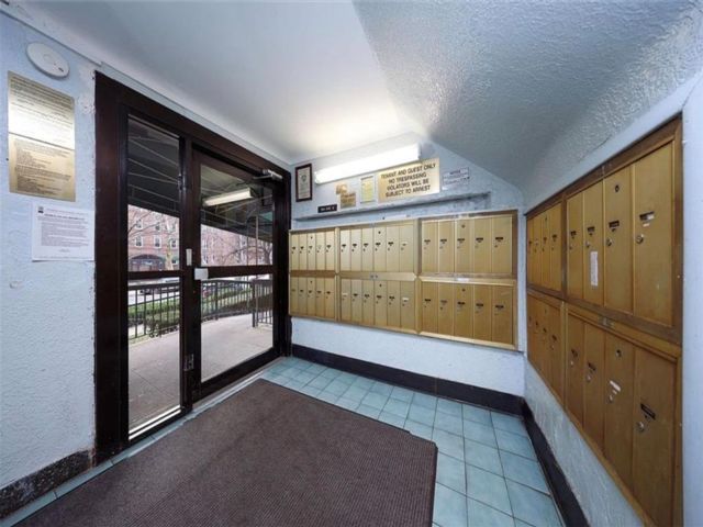  1 BR,  1.00 BTH &nbsp;Co-op style home in Gravesend