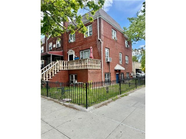  4 BR,  3.00 BTH &nbsp;Multi-family style home in Marine Park