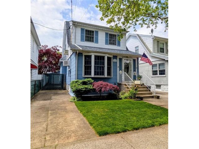  3 BR,  2.00 BTH &nbsp;Single family style home in Marine Park