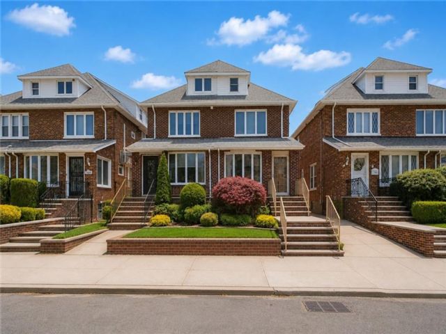  4 BR,  3.00 BTH &nbsp;Single family style home in Dyker Heights