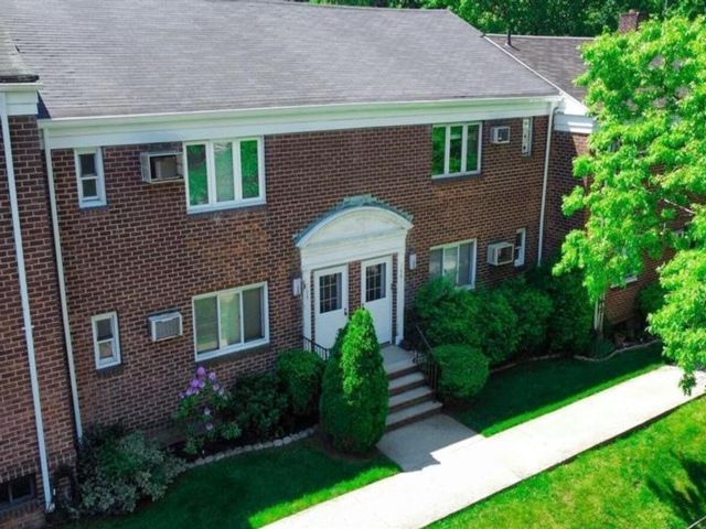  1 BR,  1.00 BTH &nbsp;Co-op style home in Grymes Hill