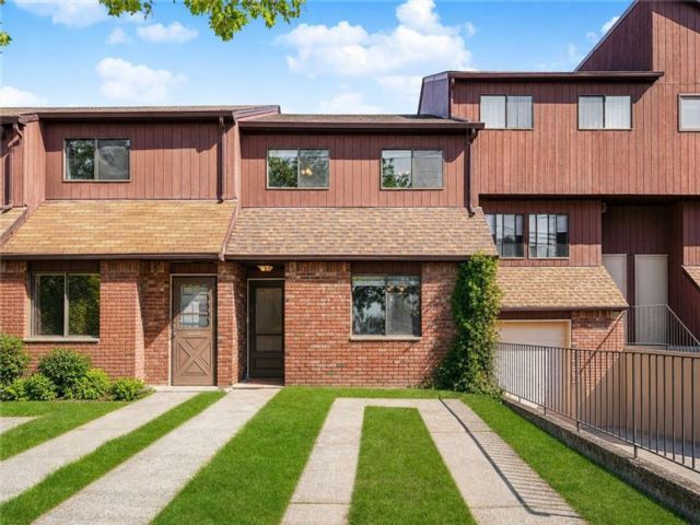  3 BR,  3.00 BTH &nbsp;Single family style home in Grasmere