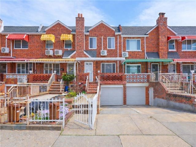  3 BR,  2.00 BTH &nbsp;Single family style home in Bensonhurst
