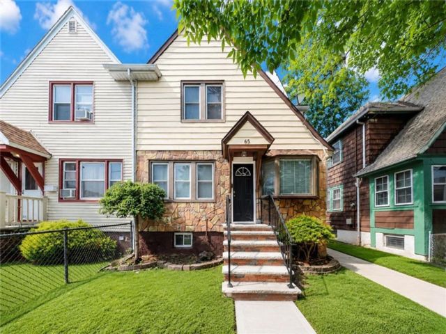  2 BR,  2.00 BTH &nbsp;Single family style home in Port Richmond