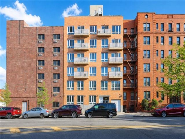  3 BR,  2.00 BTH &nbsp;Condominium style home in Gravesend