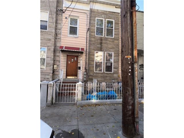  4 BR,  0.00 BTH &nbsp;Multi-family style home in Bensonhurst