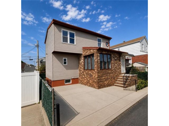 4 BR,  2.00 BTH &nbsp;Single family style home in Sheepshead Bay