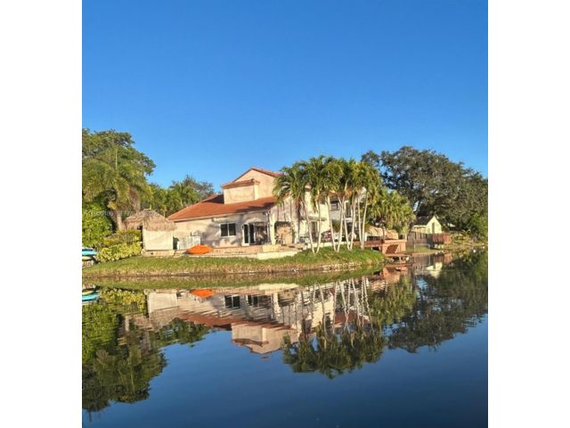  4 BR,  4.00 BTH &nbsp; style home in Cooper City