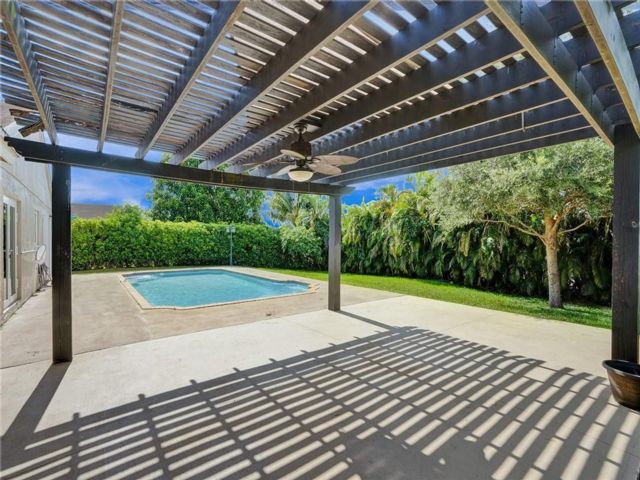  4 BR,  2.00 BTH &nbsp;European style home in Cooper City