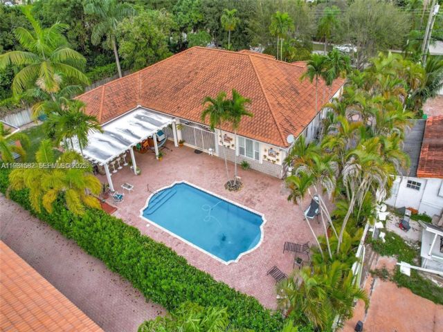  5 BR,  4.00 BTH &nbsp;European style home in Coral Gables