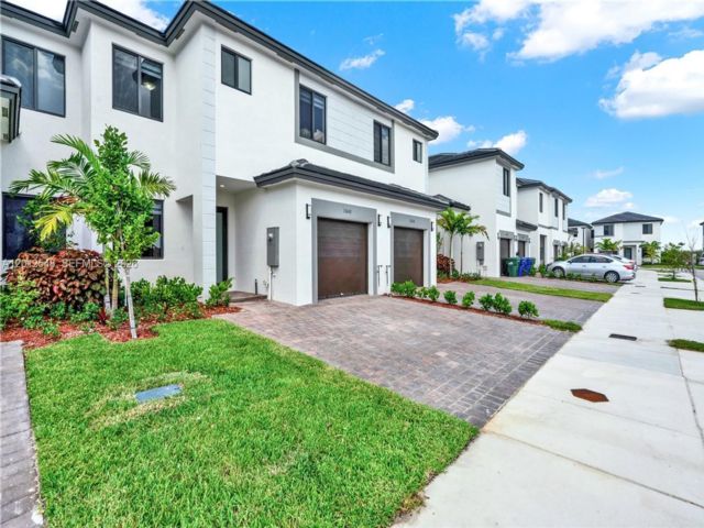  3 BR,  3.50 BTH &nbsp;Townhouse style home in Miami