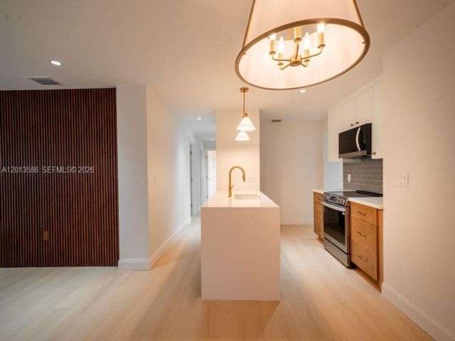  3 BR,  2.00 BTH &nbsp;Duplex style home in Coral Gables