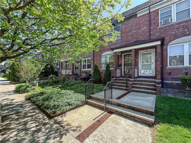  2 BR,  1.00 BTH &nbsp;Single family style home in Bath Beach