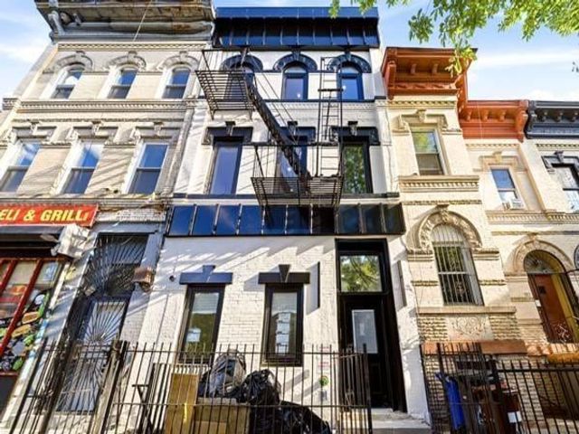  8 BR,  0.00 BTH &nbsp;Multi-family style home in Bushwick