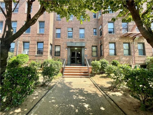  2 BR,  1.00 BTH &nbsp;Co-op style home in Homecrest
