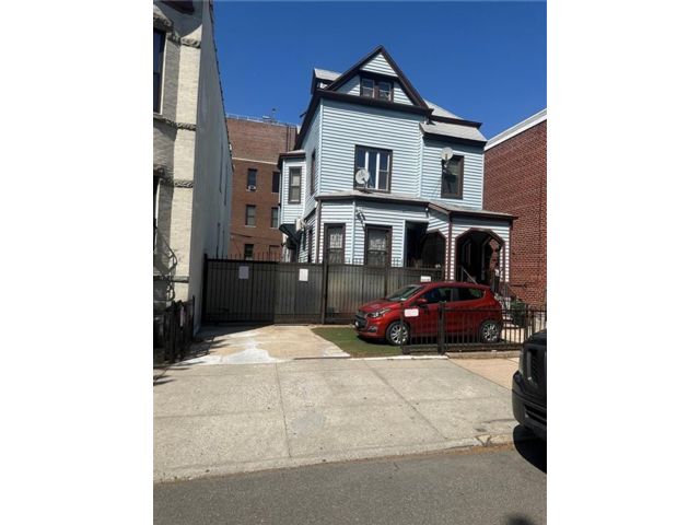  6 BR,  2.00 BTH &nbsp;Single family style home in Bay Ridge