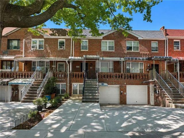  4 BR,  3.00 BTH &nbsp;Multi-family style home in Bath Beach