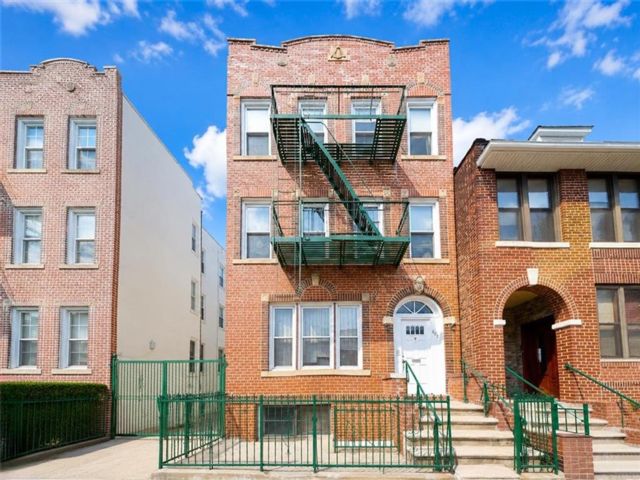 12 BR,  7.00 BTH &nbsp;Multi-family style home in Sunset Park