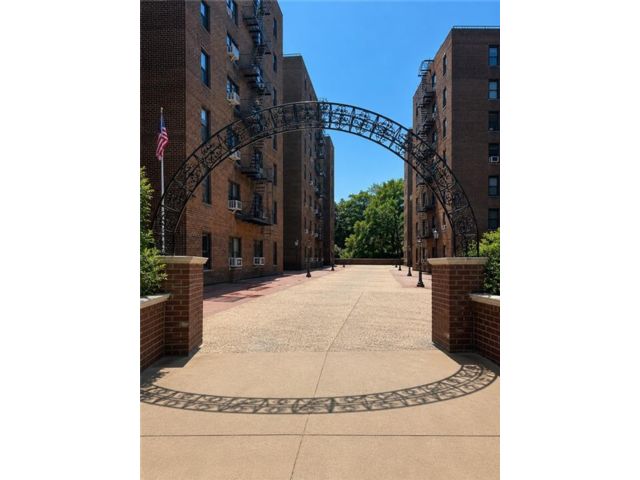  1 BR,  1.00 BTH &nbsp;Co-op style home in Glendale