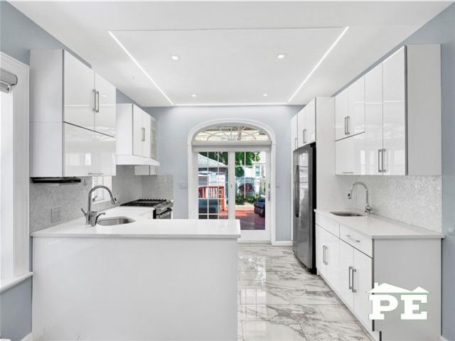  3 BR,  2.00 BTH &nbsp;Single family style home in Marine Park
