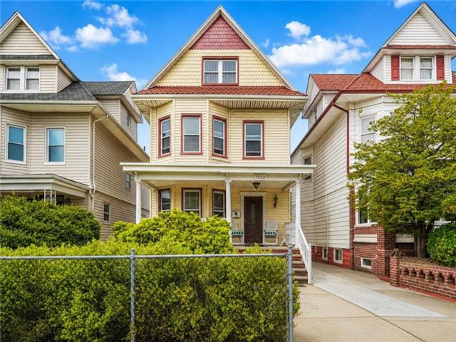  5 BR,  4.00 BTH &nbsp;Single family style home in Dyker Heights