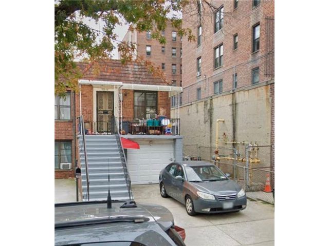 Studio,  0.00 BTH &nbsp;Multi-family style home in Forest Hills