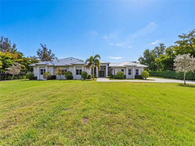  5 BR,  5.50 BTH &nbsp; style home in Davie