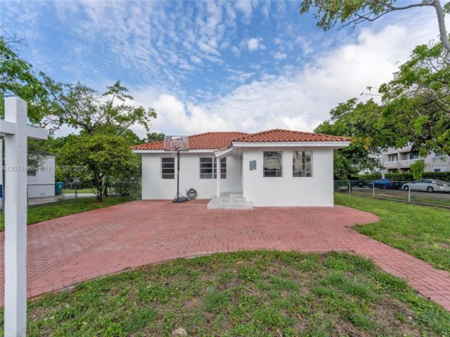  3 BR,  2.00 BTH &nbsp;Duplex style home in Miami