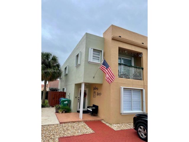  4 BR,  3.00 BTH &nbsp;Townhouse style home in Miami